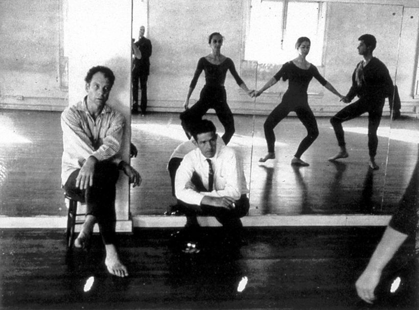 Robert Rauschenberg, Merce Cunningham, a John Cage pozorují Carolyn Brown, Violu Farber, a Steva Paxtona v hodině, Third Avenue studio, New York City, cca1960. Zdroj:  Robert Rauschenberg Foundation.